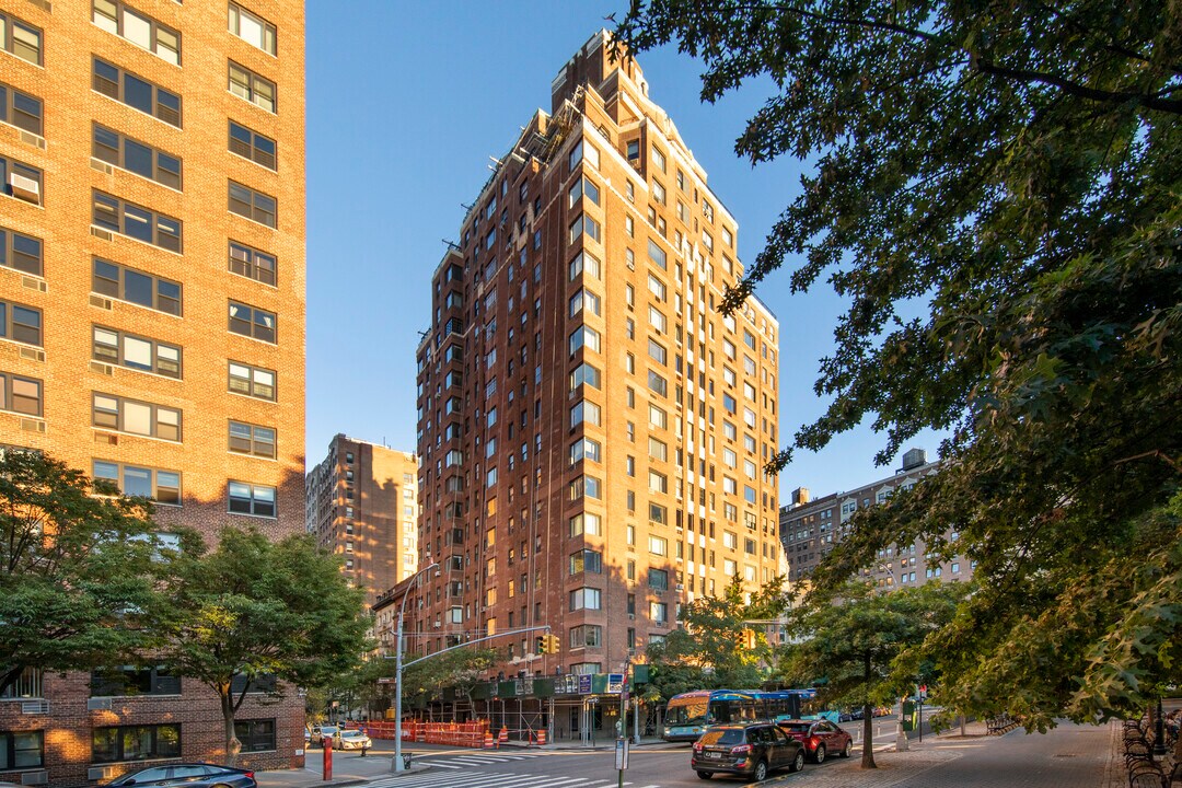 5 Riverside Dr in New York, NY - Building Photo