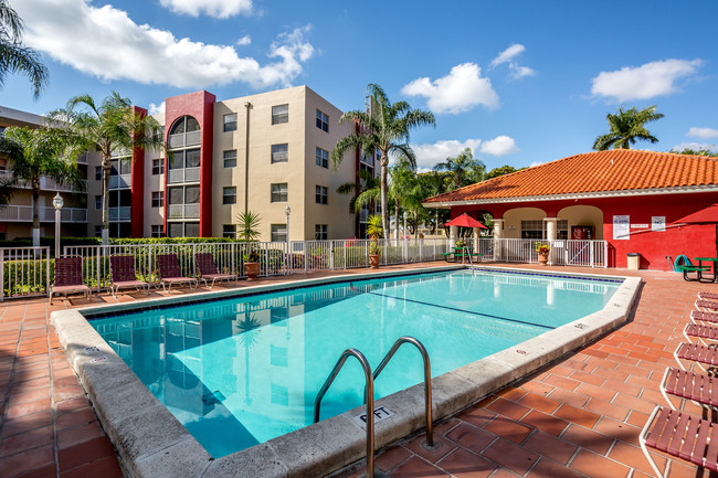 Lago Club Apartments in Miami, FL - Foto de edificio - Building Photo