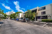 20350 W Country Club Dr in Aventura, FL - Foto de edificio - Building Photo