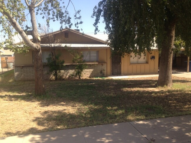 property at 1018 W 12th Pl