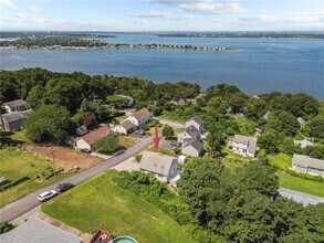 98 Hobson Ave in Tiverton, RI - Building Photo - Building Photo
