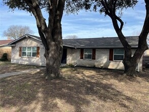 2101 Plymouth Rock Dr in Richardson, TX - Building Photo - Building Photo