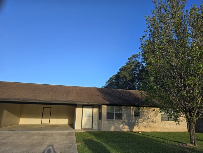 100 Brodnax Dr in Jasper, TX - Building Photo - Building Photo