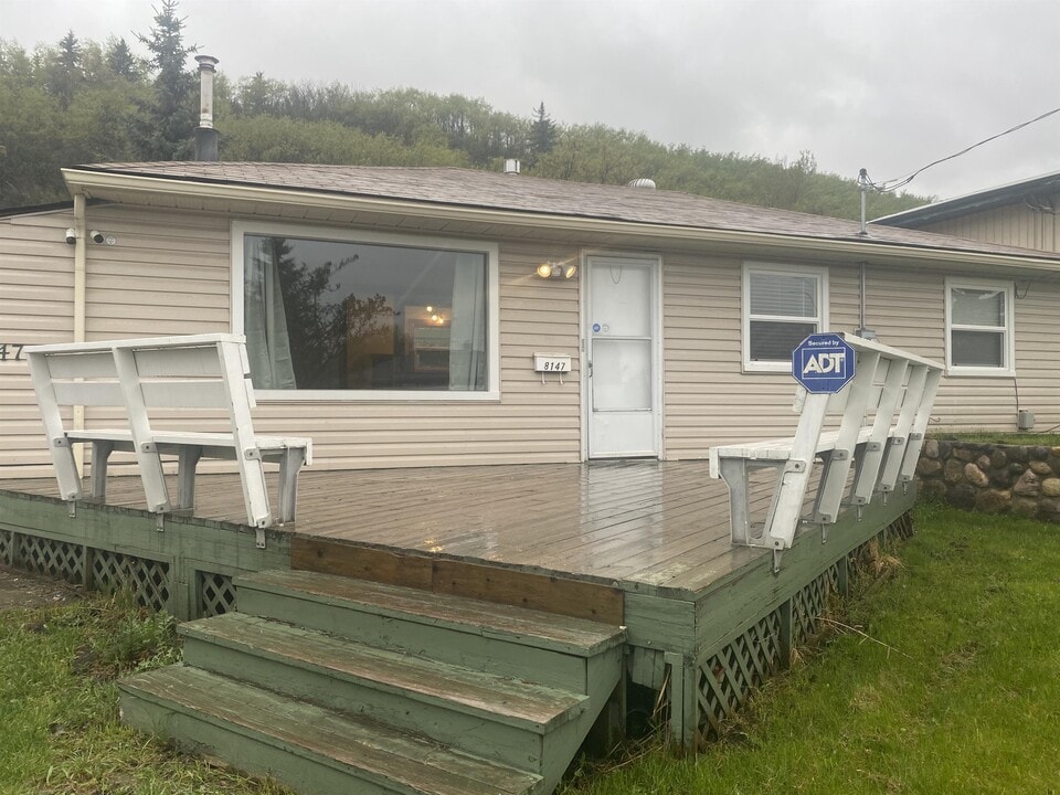 8147-8133 33 Ave NW in Calgary, AB - Building Photo