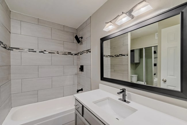 Fiona Apartment Homes in Irving, TX - Foto de edificio - Building Photo