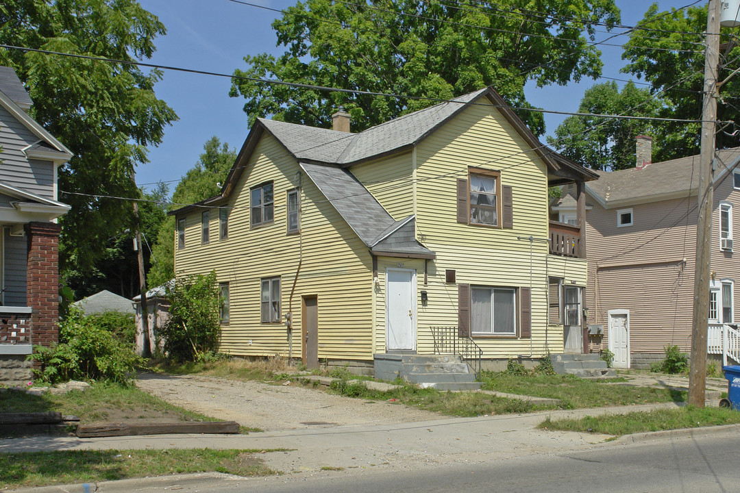 747 Alpine Ave in Grand Rapids, MI - Building Photo