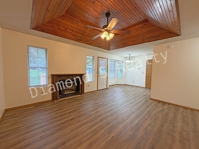 5694 S Pinehurst Ave in Springfield, MO - Building Photo - Building Photo