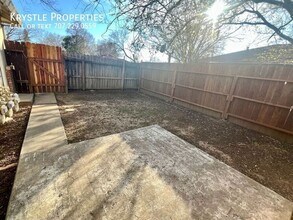 2045 Red Robin Ln in Sacramento, CA - Building Photo - Building Photo