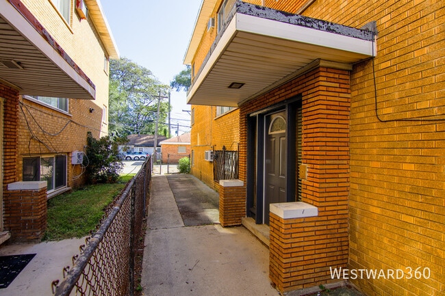 8745 S Cottage Grove Ave in Chicago, IL - Building Photo - Building Photo