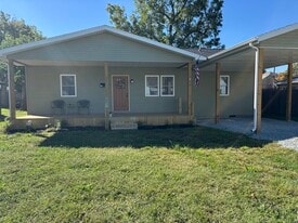 308 W Parkway Dr in Cambridge City, IN - Building Photo