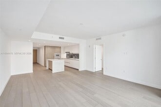 9221 E Bay Harbor Dr, Unit 210 in Bay Harbor Islands, FL - Foto de edificio - Building Photo