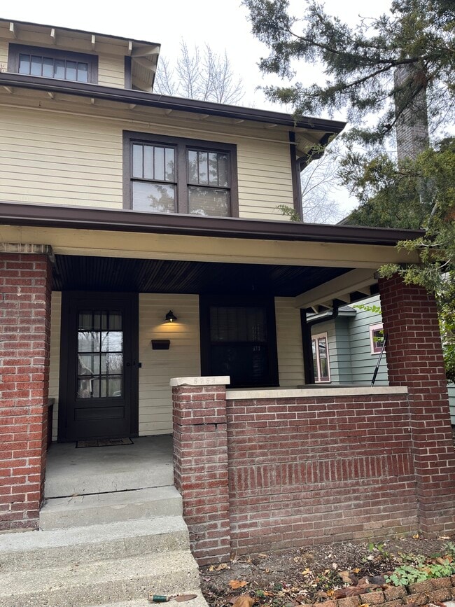 5753 E New York St in Indianapolis, IN - Foto de edificio - Building Photo