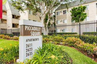 Piccadilly Square in Fullerton, CA - Foto de edificio - Building Photo