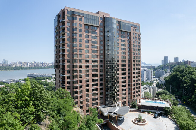 Riello Edgewater in Edgewater, NJ - Building Photo - Building Photo