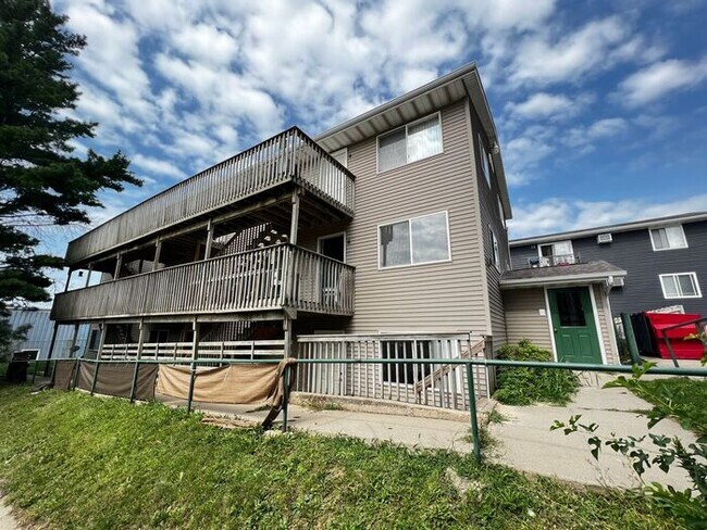 1632 5th St in Coralville, IA - Building Photo - Building Photo