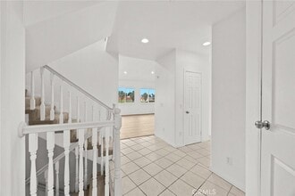 554 Bonita St, Unit 215 in Los Angeles, CA - Building Photo - Building Photo