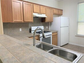 2402 Allred Dr in Austin, TX - Foto de edificio - Building Photo