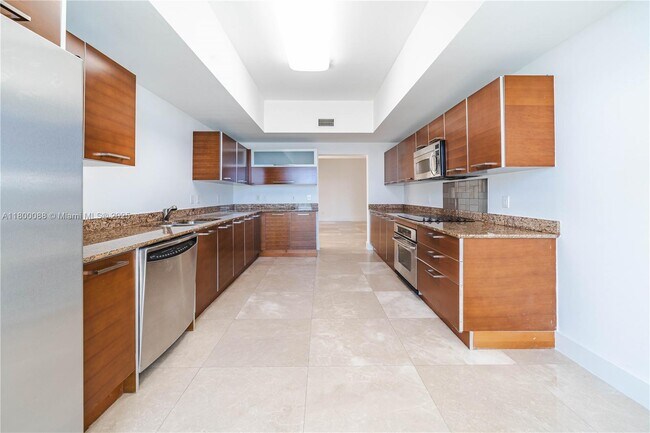 3330 NE 190th St in Aventura, FL - Foto de edificio - Building Photo