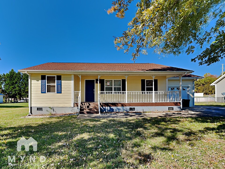 110 Hyde Ln in Statesville, NC - Building Photo