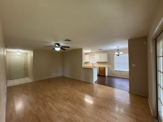 102 Clydesdale Ln in Victoria, TX - Building Photo - Building Photo