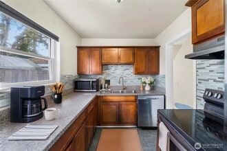 9664 Bridgeport Way SW in Lakewood, WA - Building Photo - Building Photo