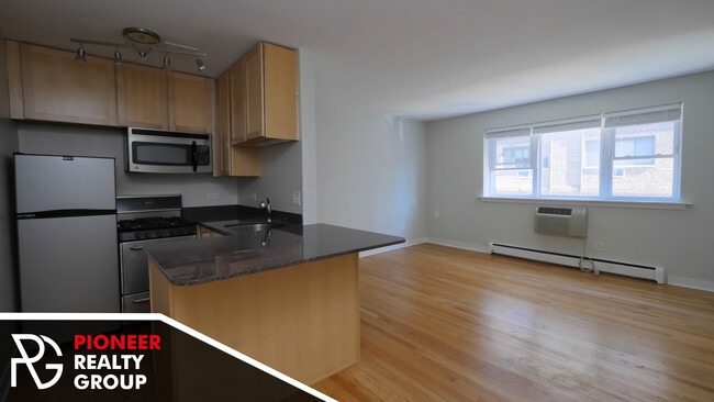 643 W Wrightwood Ave, Unit 412 in Chicago, IL - Building Photo - Building Photo