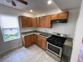 1320 W 57th St, Unit 2 in Chicago, IL - Building Photo - Building Photo