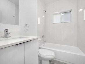 2448 NW 42nd St in Miami, FL - Foto de edificio - Building Photo