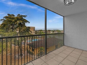 6475 W Oakland Park Blvd, Unit 405 in Lauderhill, FL - Foto de edificio - Building Photo