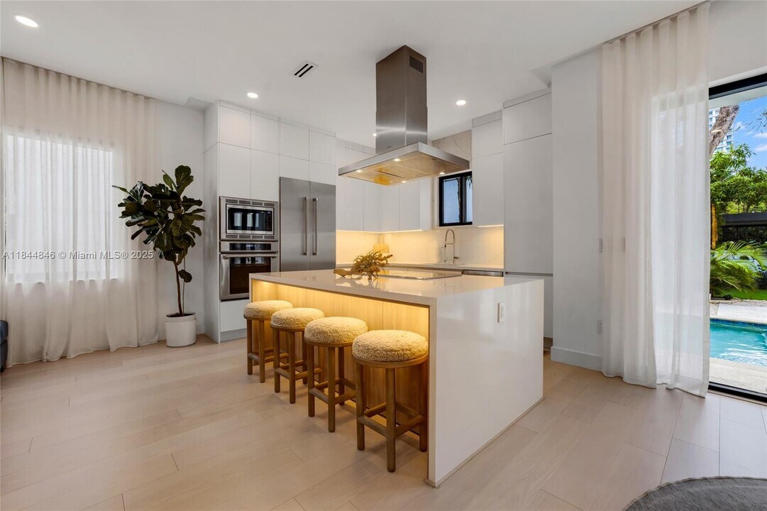 2618 Trapp Ave in Miami, FL - Building Photo