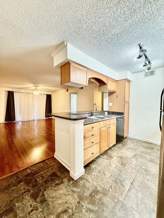 2500 Winding Creek Blvd in Clearwater, FL - Foto de edificio - Building Photo