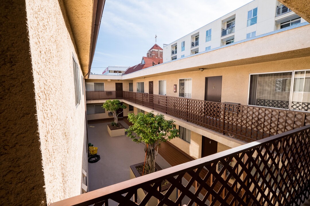 Rosewood Apartments in Los Angeles, CA - Building Photo