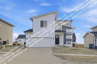 818 Kingfisher Dr in Norwalk, IA - Building Photo