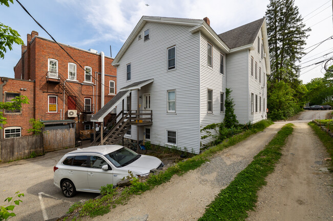 4 Chapel St in Newmarket, NH - Building Photo - Building Photo