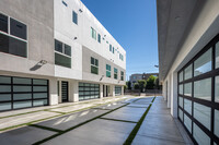 5655 Hazeltine Ave in Van Nuys, CA - Foto de edificio - Building Photo