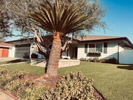 12416 Lomica Dr in San Diego, CA - Building Photo