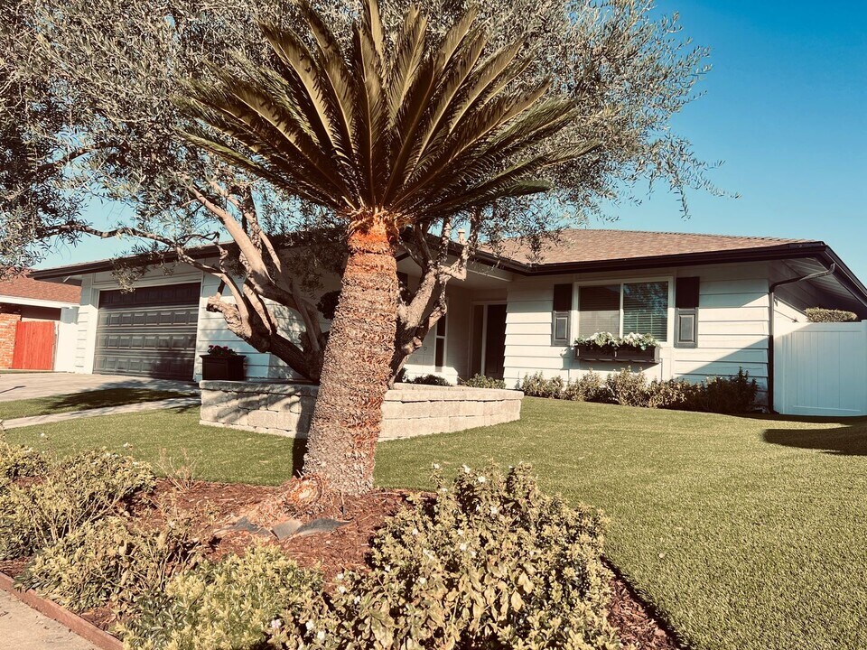 12416 Lomica Dr in San Diego, CA - Building Photo