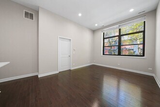 2200 W Lawrence Ave, Unit 204 in Chicago, IL - Foto de edificio - Building Photo