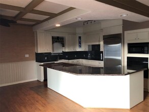 514 Sunset Cir in Tiki Island, TX - Building Photo - Building Photo