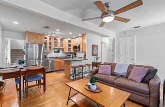 2102 Peach Tree St in Austin, TX - Building Photo - Building Photo