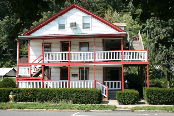 219 W Main St in Everett, PA - Building Photo