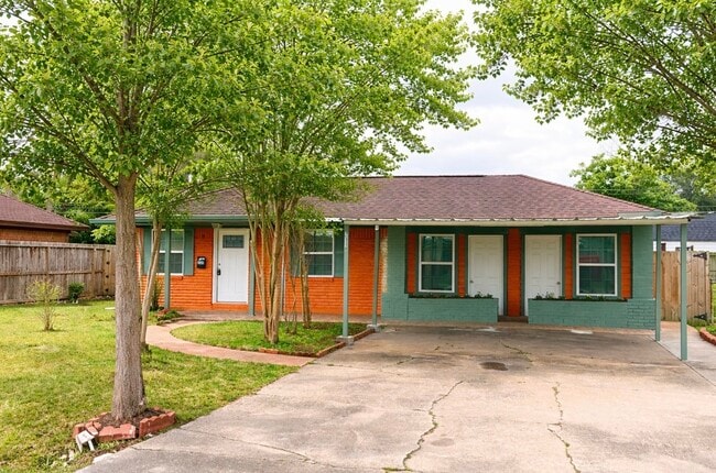 2330 Hillshire Dr in Deer Park, TX - Building Photo - Building Photo