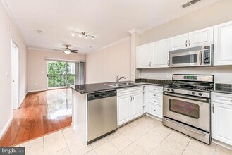 12909 Centre Park Cir in Herndon, VA - Building Photo - Building Photo