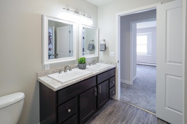 3161 Mill Creek Dr, Unit 8 in Kalamazoo, MI - Foto de edificio - Building Photo