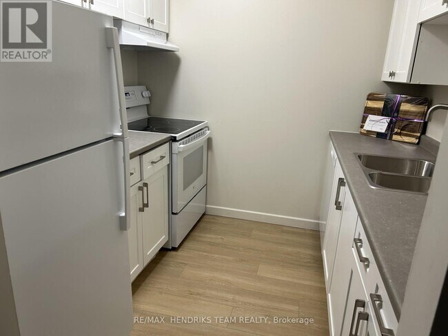 56 Windward St in St Catharines, ON - Building Photo - Building Photo