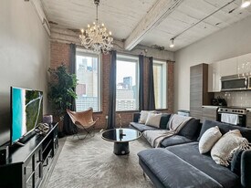 555 Evergreen St in Dallas, TX - Building Photo