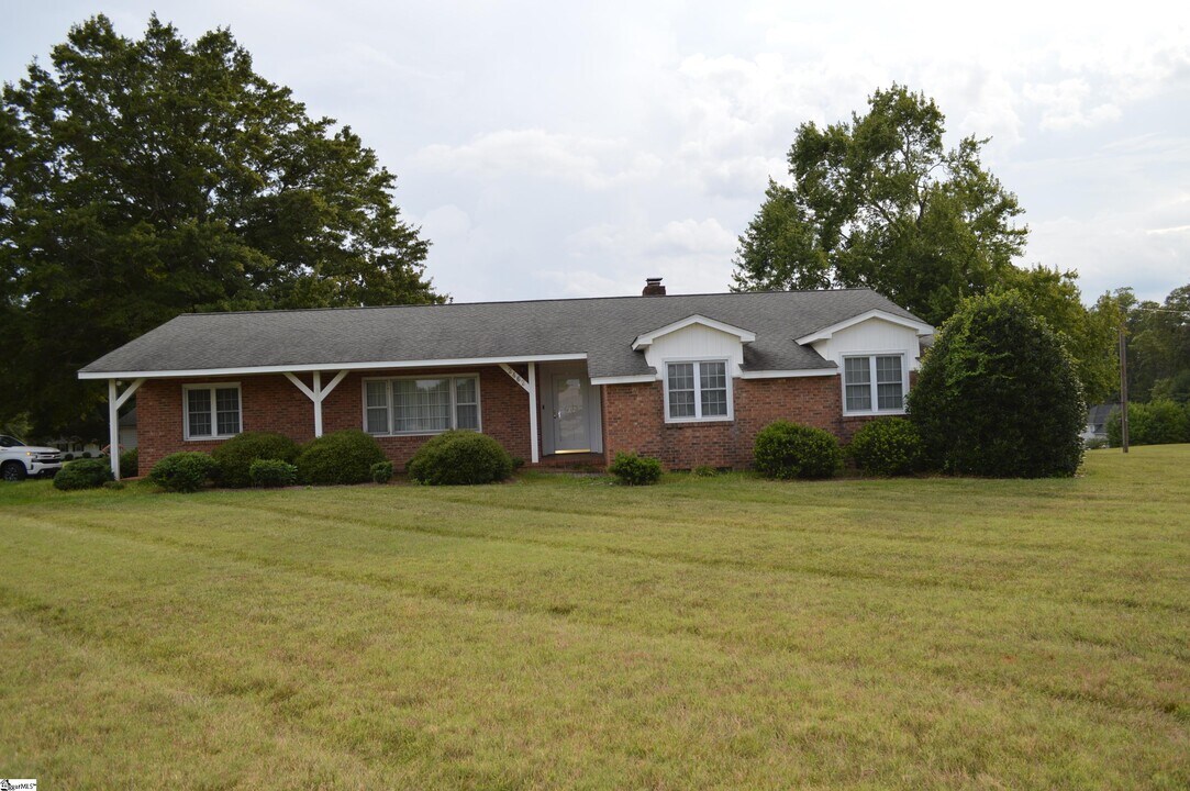 2462 E Blackstock Rd in Roebuck, SC - Building Photo