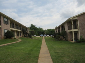 Whisper Oaks in Nacogdoches, TX - Foto de edificio - Building Photo