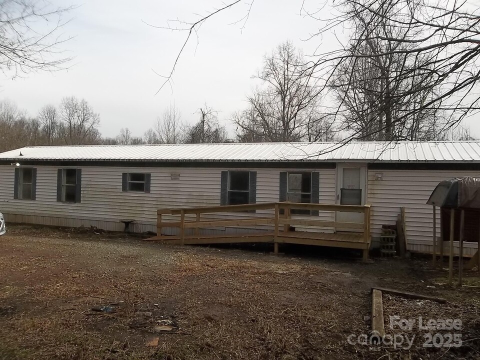 146 Thornwood Ln in Stanley, NC - Foto de edificio
