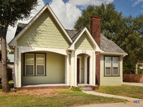112 S Cypress Ave in Luling, TX - Building Photo - Building Photo